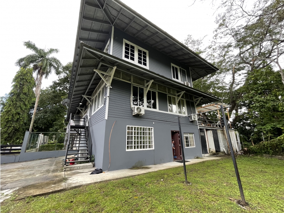 SE VENDE CASA EN LA BOCA