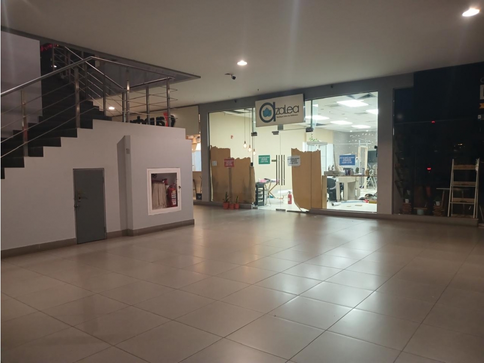 SE ALQUILA LOCAL PB EN CENTENNIAL PLAZA condado del rey