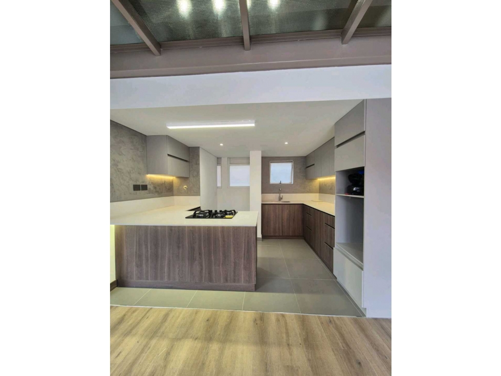 VENDO APARTAMENTO EL LAURELES, CERCA AL PRIMER PARQUE
