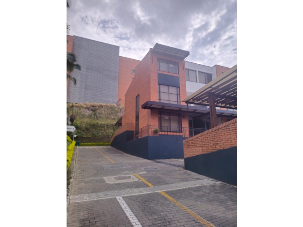 HERMOSA CASA ESQUINERA EN VENTA EN SUPER UBICACION
