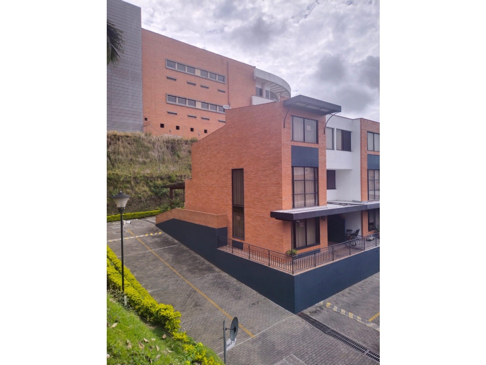 HERMOSA CASA ESQUINERA EN VENTA EN SUPER UBICACION — foto 2