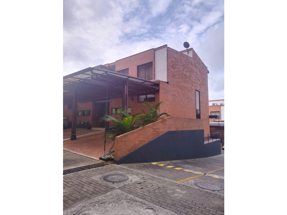 HERMOSA CASA ESQUINERA EN VENTA EN SUPER UBICACION — foto 3