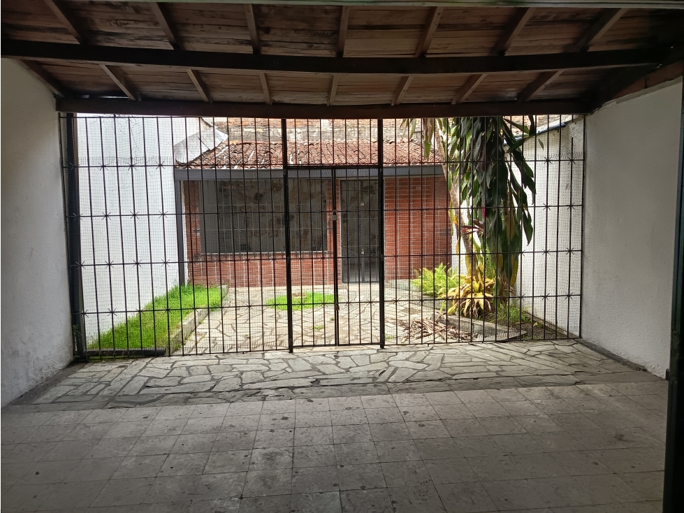 VENDO CASA COMERCIAL EN EL BARRIO VERSALLES (L.R) CW:9726008