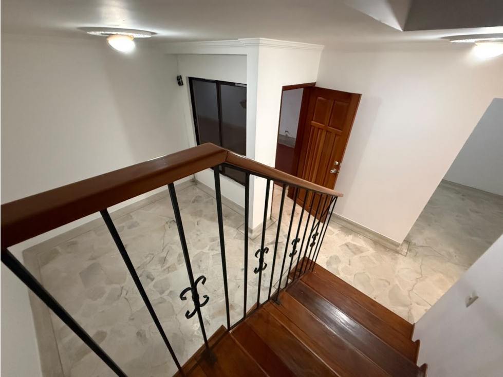 VENDO CASA DE 2 NIVELES EN EL BARRIO LA FLORA (I.K) CW: 10200492