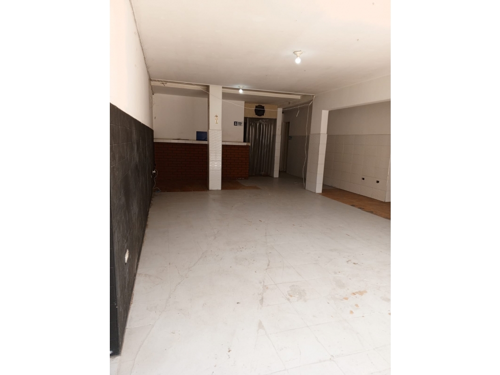 VENDO CASA DE 2 PISOS CON LOCAL EN VERSALLES (A.M) CW:9083676 — foto 2