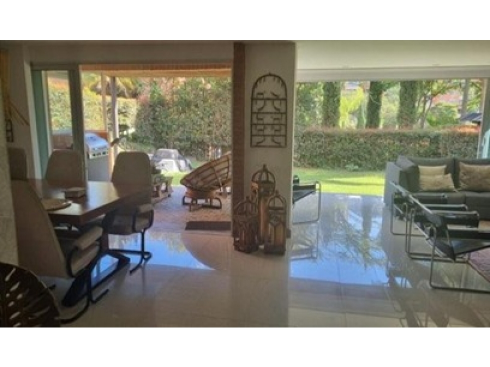 VENDO CASA DE 310 m² EN LA LOMA DE LOS BENEDICTINOS EN UNIDAD CERRADA