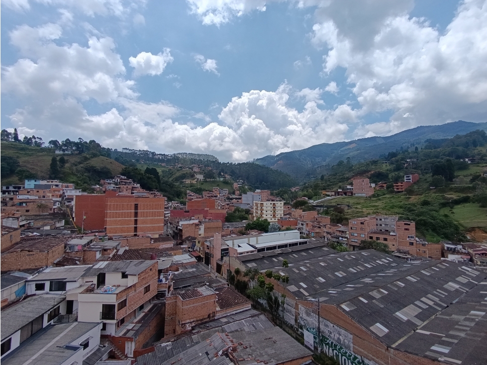 VENDO APARTAMENTO EN CALDAS CERCA A LA LOCERÍA DE 48 m² Y EN PISO 7
