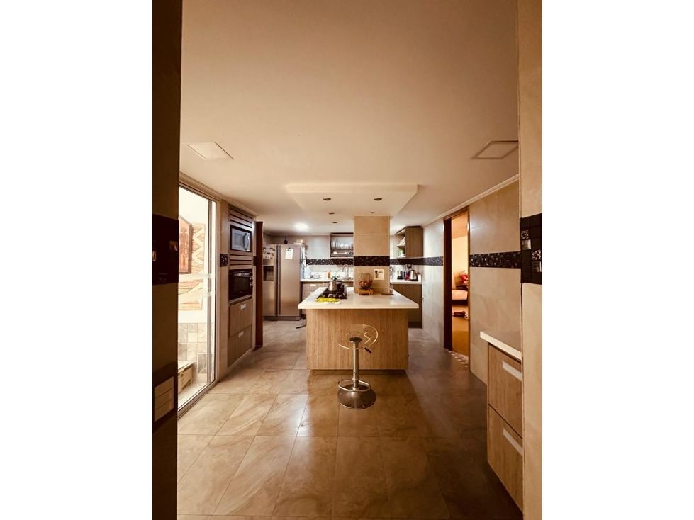 VENDO APARTAMENTO EN LAURELES MEDELLÍN EN EDIFICIO DE 185 m², PISO 1