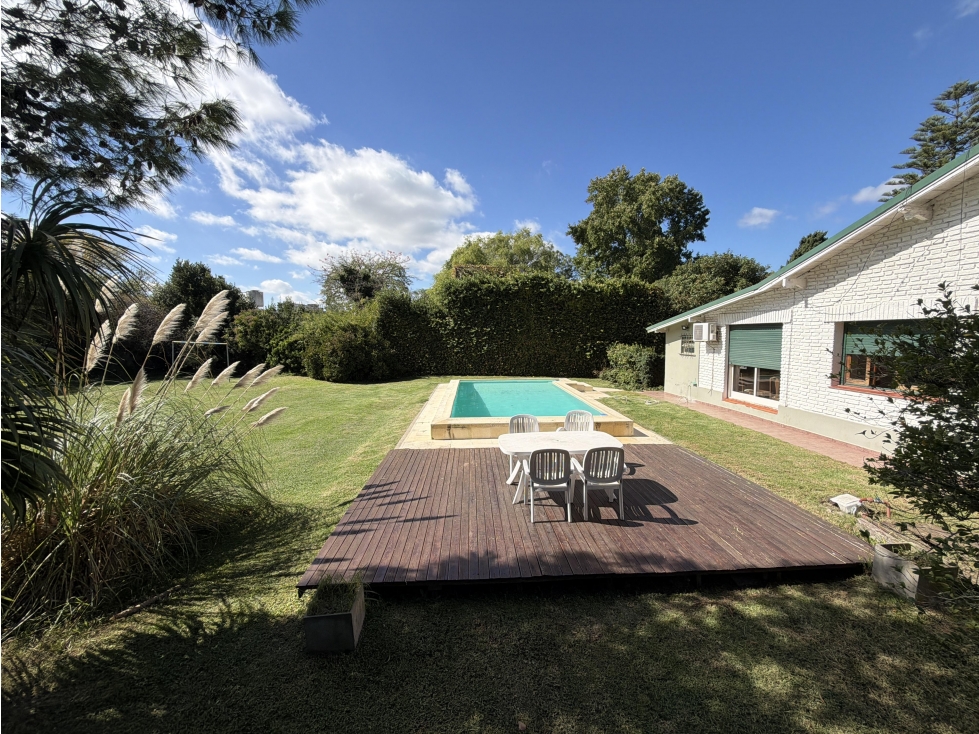 CASA EN VENTA CITY BELL 3 DORMITORIOS, PARQUE Y PILETA - 1