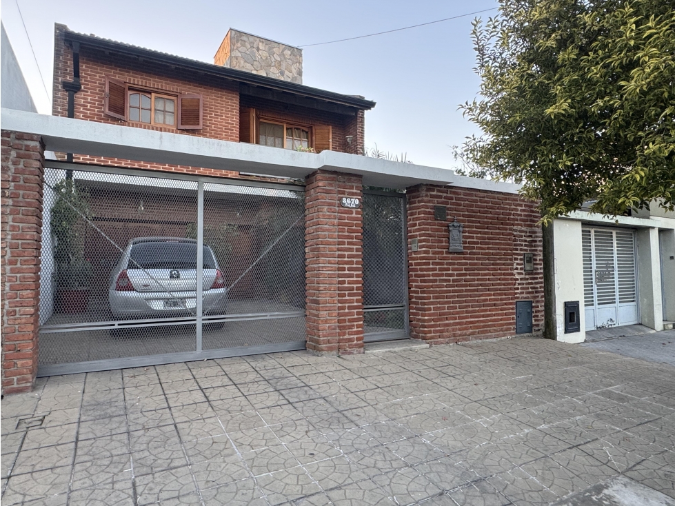CASA EN VENTA BERISSO 3 DORMITORIOS, PARQUE COCHERA APTO BANCO - 1