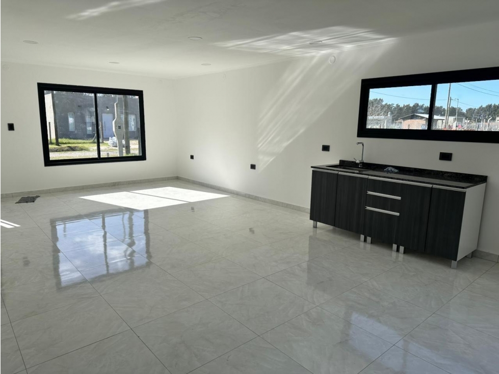 Casa venta 2 dormitorios La Plata, pileta