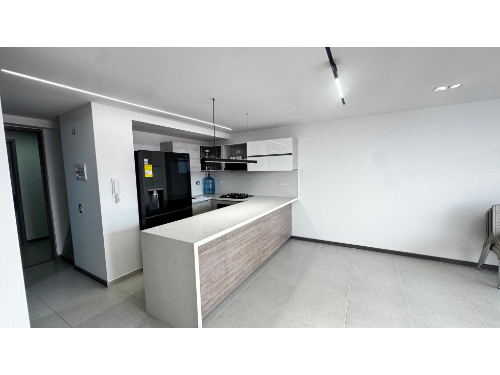 VENDO APTO CON EXC. UBIC. PISO 16 EN VALLE DEL LILI(YA)W:10249062