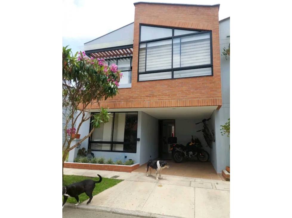 CASA UNIFAMILIAR EN VENTA LA CEJA (T)