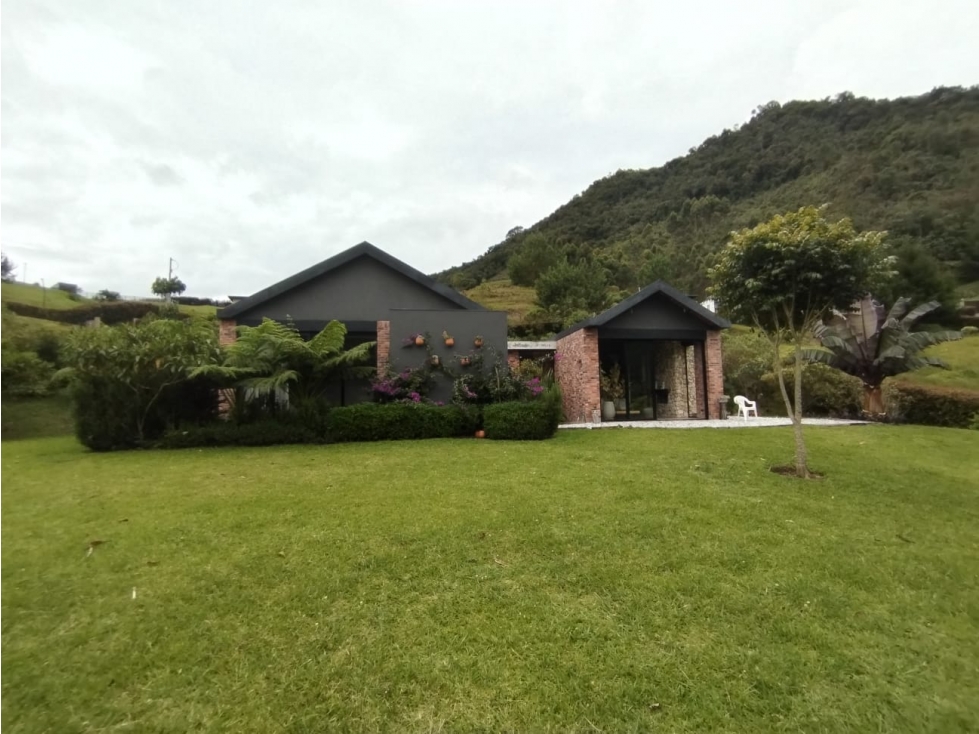 HERMOSA CASA CAMPESTRE EN UNIDAD CERRADA EN LA CEJA