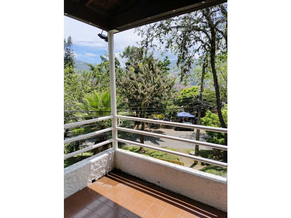 CASA UNIFAMILIAR EN VENTA EN SANTA MÓNICA ,BUEN ESTADO CON MEJORAS
