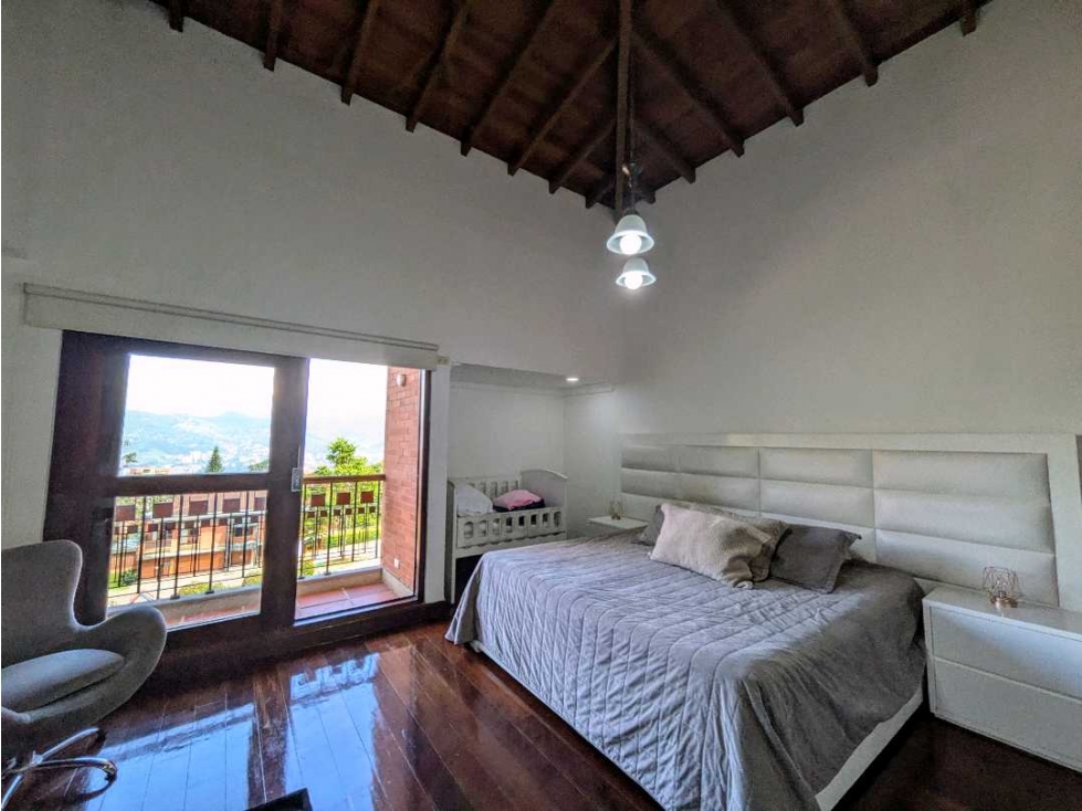 CASA CLASICA EN LA CALERA CON HERMOSA VISTA — foto 2
