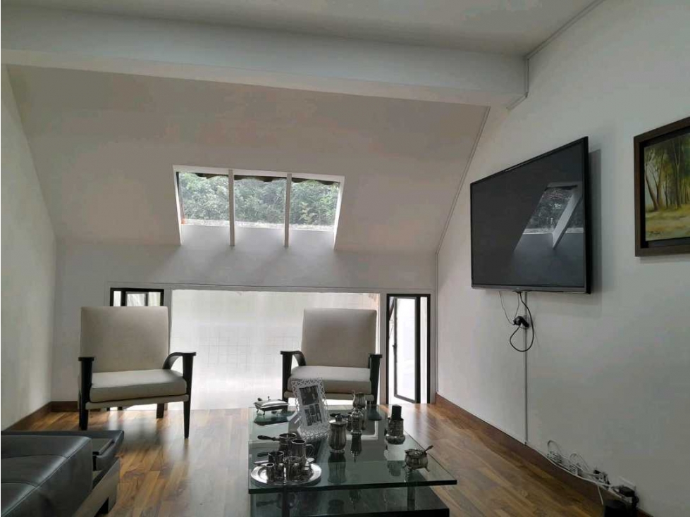 TRIPLEX MODERNIZADO EN LA FRONTERA RODEADO DE VERDE — foto 4