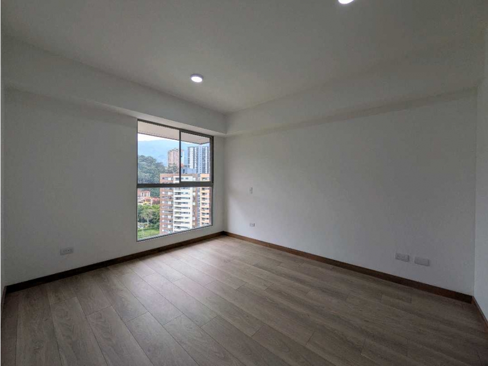 SEMINUEVO EN SABANETA ZONA PLANA — foto 2