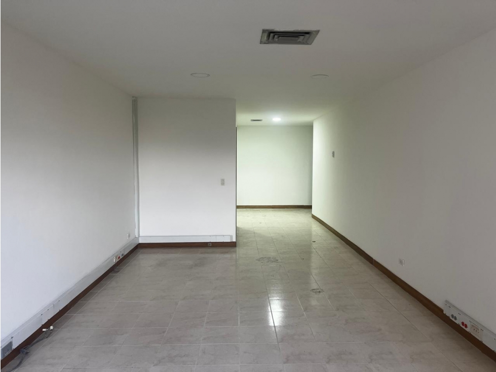 VENTA OFICINA EN LA MILLA DE ORO, EL POBLADO, MEDELLIN - 4