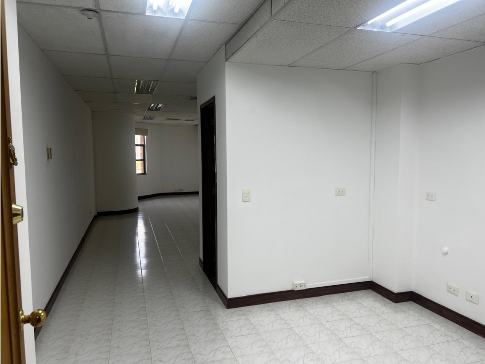 VENTA OFICINA EN LA MILLA DE ORO, EL POBLADO, MEDELLIN - 3