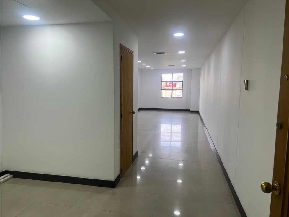 VENTA OFICINA EN LA MILLA DE ORO, EL POBLADO, MEDELLIN - 2