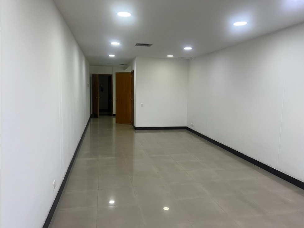 VENTA OFICINA EN LA MILLA DE ORO, EL POBLADO, MEDELLIN - 3