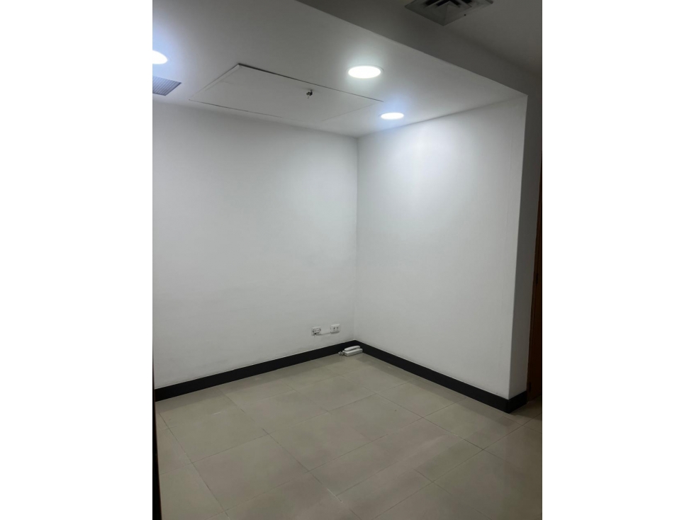 VENTA OFICINA EN LA MILLA DE ORO, EL POBLADO, MEDELLIN - 4