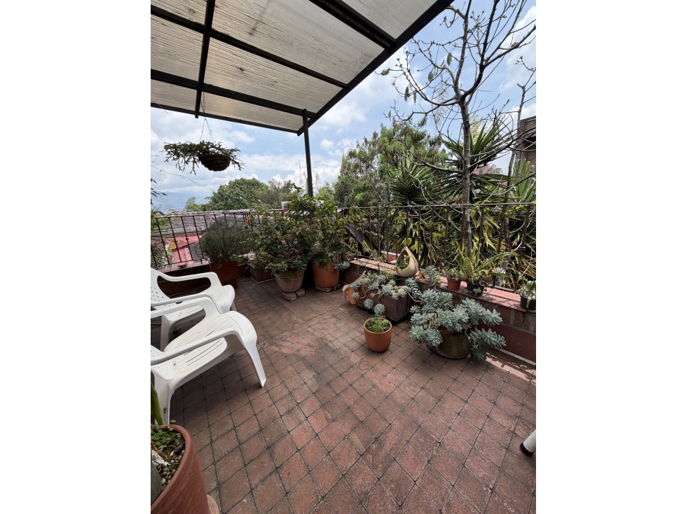 CASA DE 2 NIVELES CON MANZARDA EN ENVIGADO, LOMA DE LAS BRUJAS