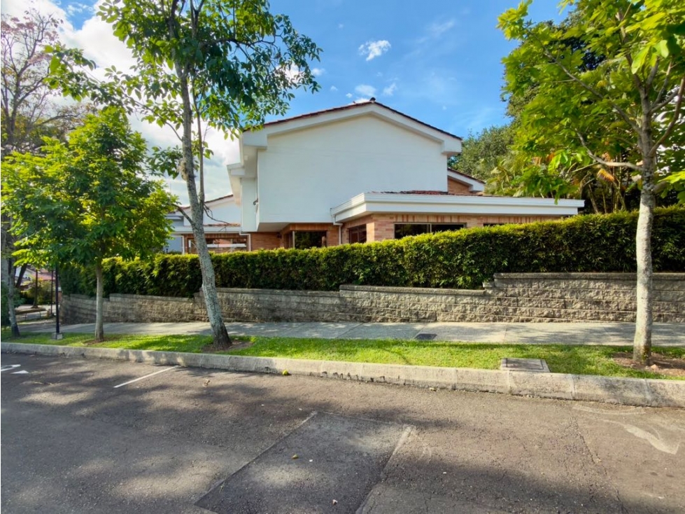 CASA NO ADOSADA, DE 2 NIVELES, LOMA DE BENEDICTINOS, ENVIGADO