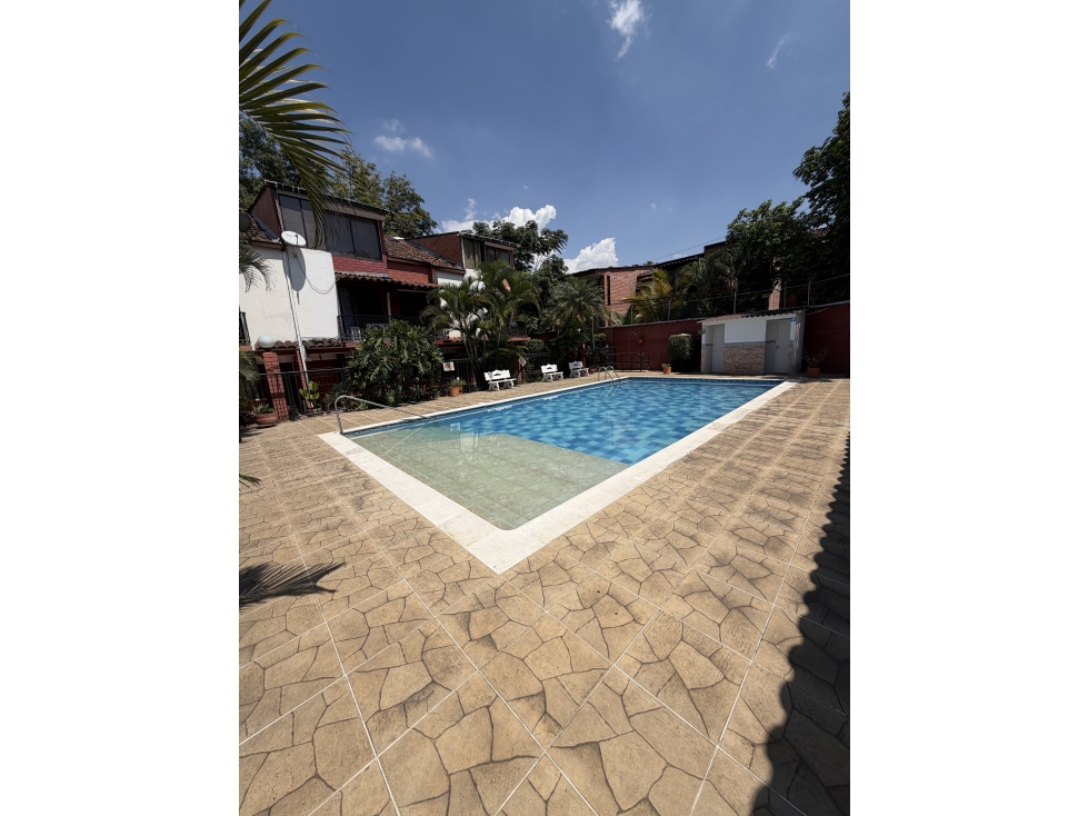 VENTA DE CASA DE TRES PISOS EN UNIDAD RESIDENCIAL SUR DE CALI -YY