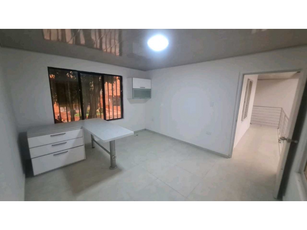 SE VENDE BODEGA AVENIDA VASQUEZ COBO XU 10020884 - 4