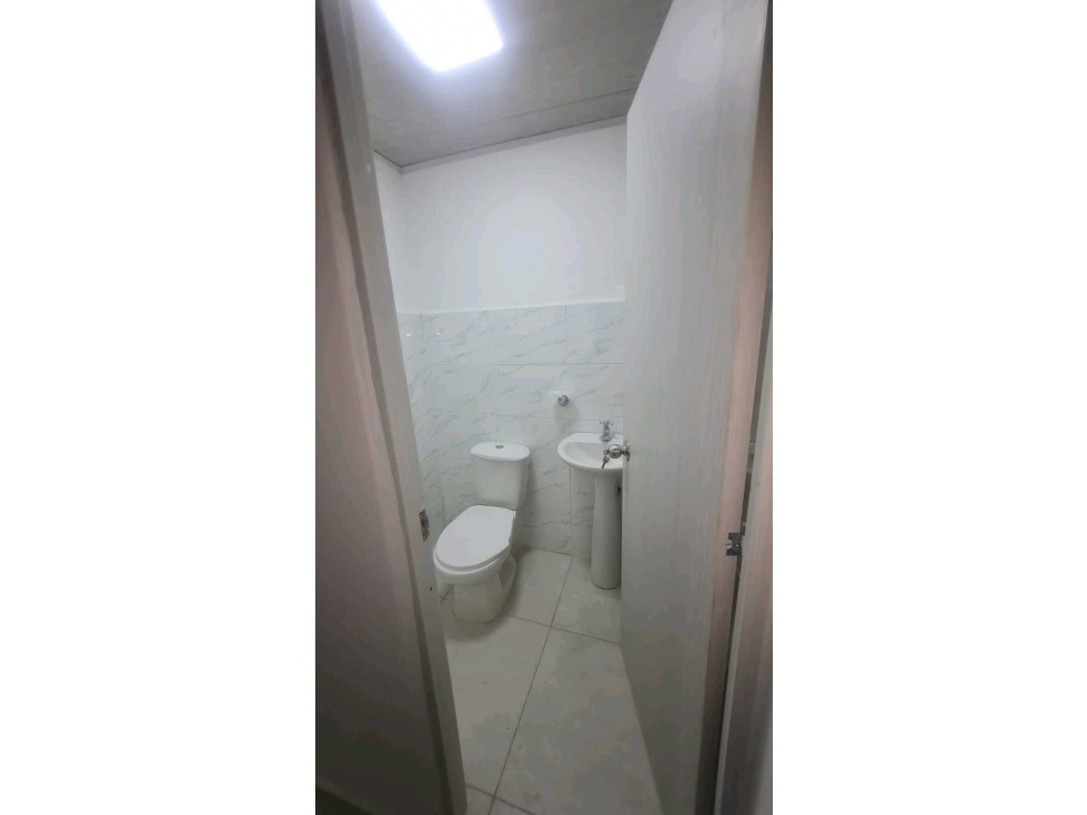SE VENDE BODEGA AVENIDA VASQUEZ COBO XU 10020884 - 5