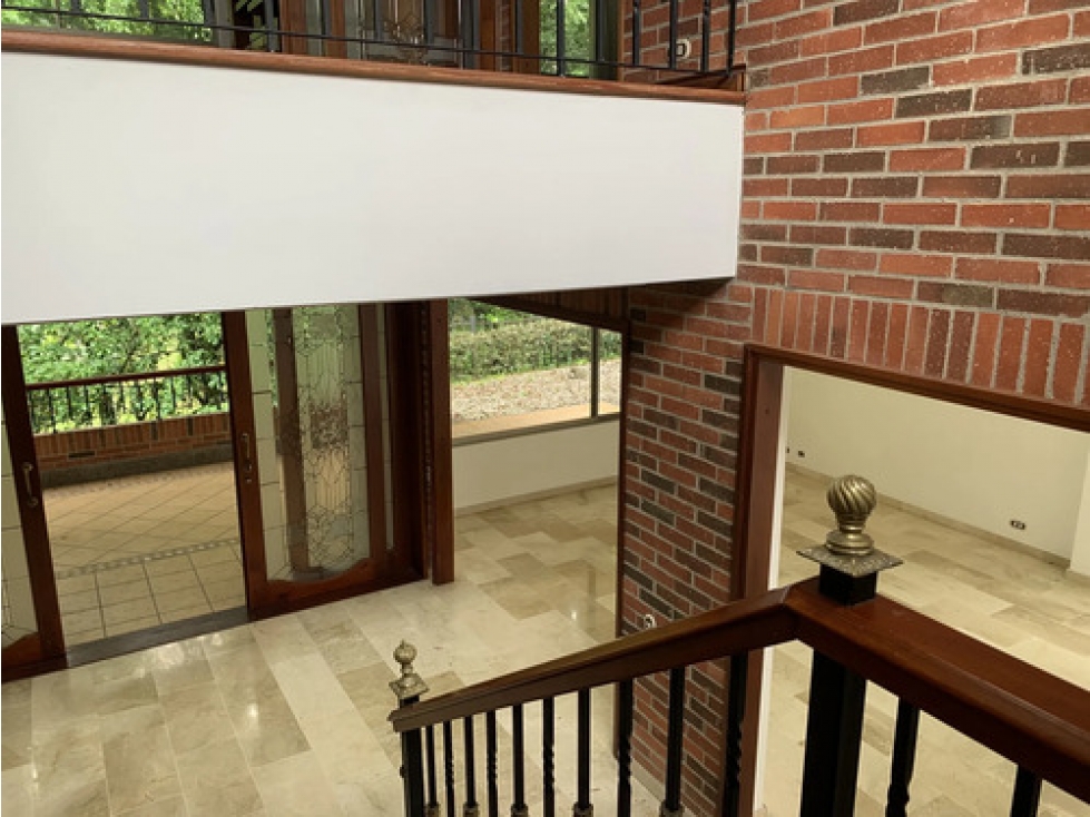Casa en venta Altos del Poblado 631 m², 6 hab, terraza y BBQ