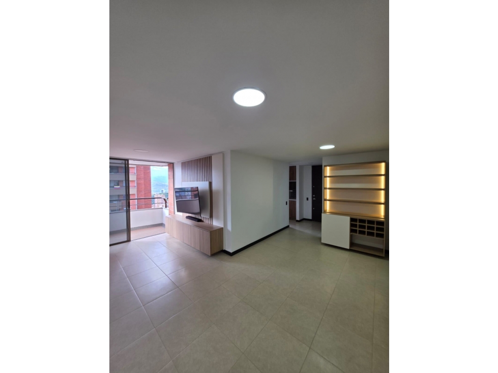 Apto en arriendo Loma del Indio 90 m², 3 hab, balcón y útil