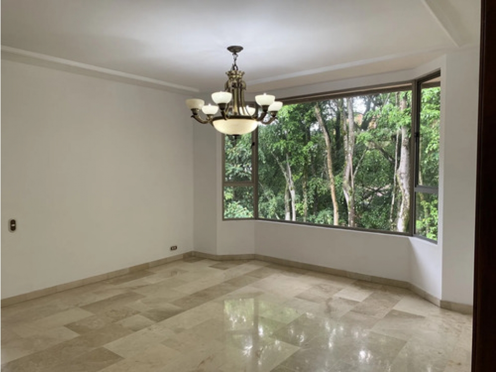 Casa en venta Altos del Poblado 631 m², 6 hab, terraza y BBQ — foto 2