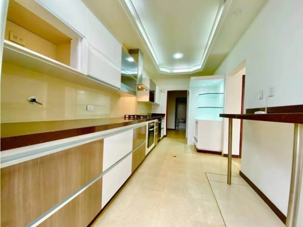 Casa independiente en venta Las Palmas El Poblado, 3 pisos, 4 hab — foto 2