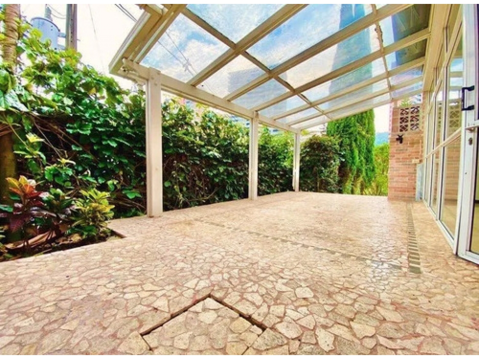 Casa independiente en venta Las Palmas El Poblado, 3 pisos, 4 hab — foto 3