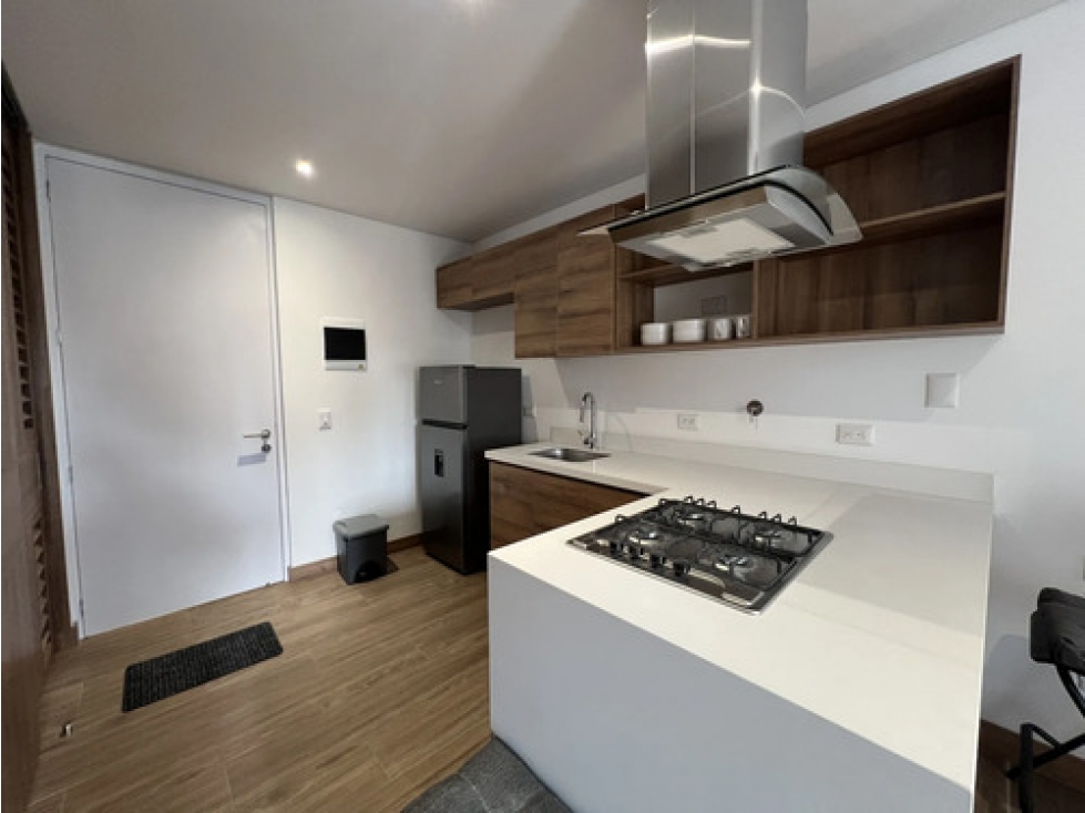 Apto amoblado en arriendo Ciudad del Río 53 m², balcón y aire — foto 2