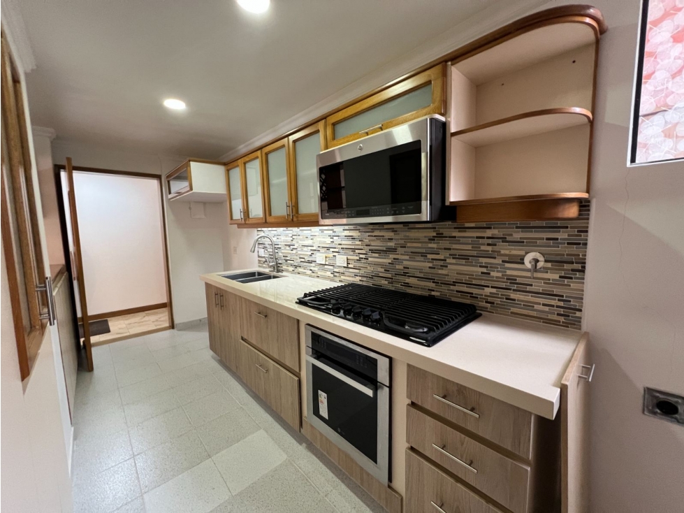 Apto en arriendo Aguacatala El Poblado 120 m², 3 hab + servicio — foto 2