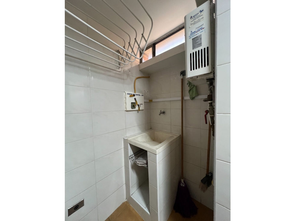 Apto en arriendo San Diego Medellín, 3 hab + servicio, garaje — foto 4
