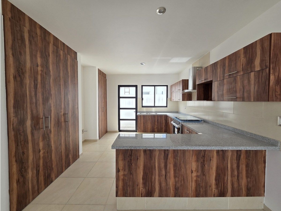 Casa en venta en El Mirador, 4 Recámaras, 3 Baños, Estudio o Recámara en PB - 2