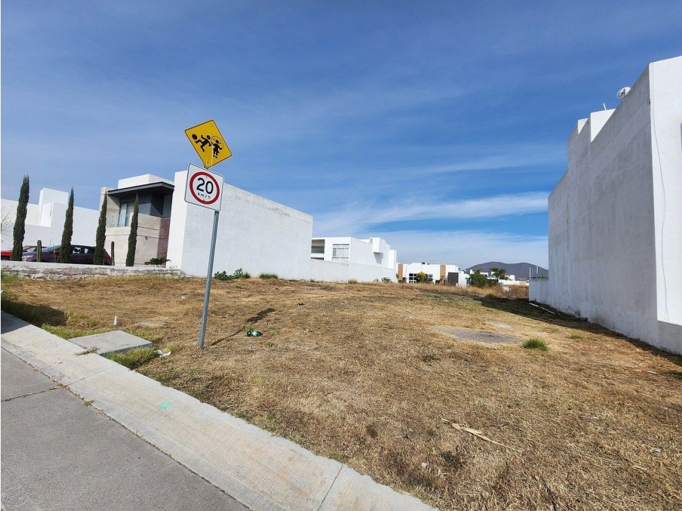 Terreno en venta en Grand Juriquilla, Querétaro 300 m² de superficie - 3