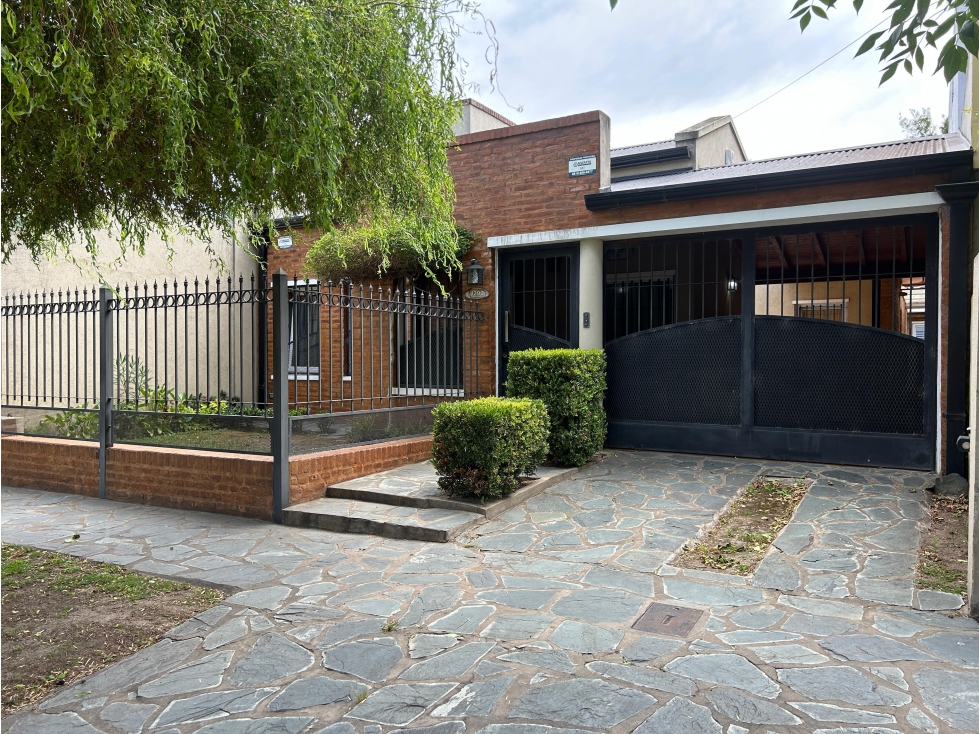 Casa a la venta en lujan centro Dr. Muñiz 1290 apta credito hipotecario