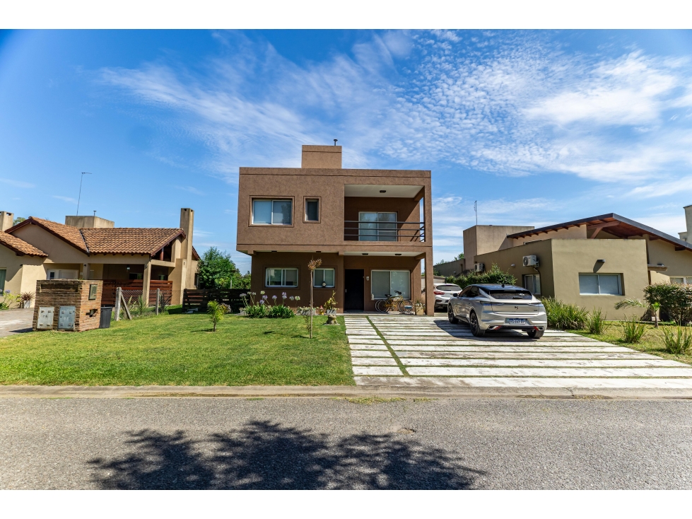 Casa de 5 ambientes en venta en barrio cerrado lujan del sol apta credito hipotecario con piscina