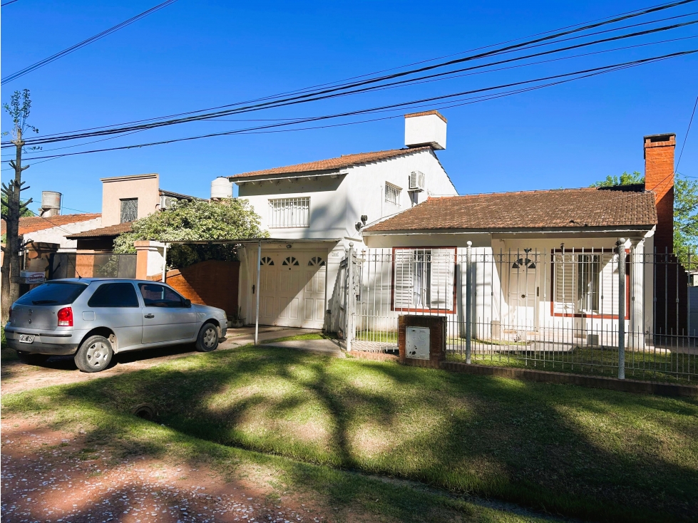 casa de 4 ambientes en venta en lujan con patio y cochera apto credito
