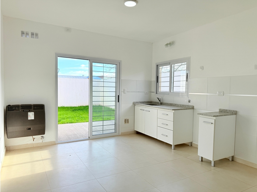 Departamento Dúplex 3 ambientes en venta en lujan Planta Baja con Patio y Cochera apto credito — foto 2