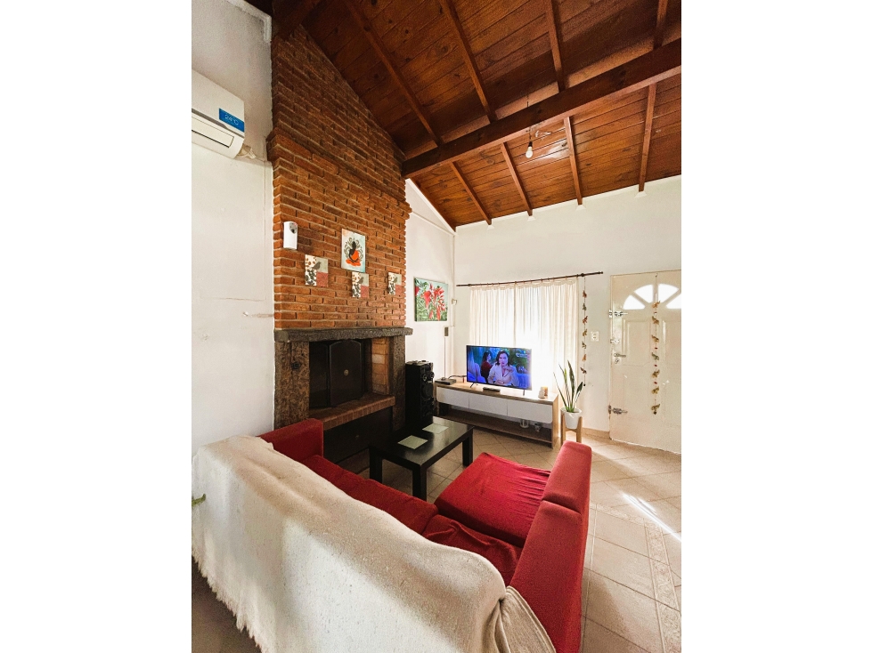 casa de 4 ambientes en venta en lujan con patio y cochera apto credito — foto 2