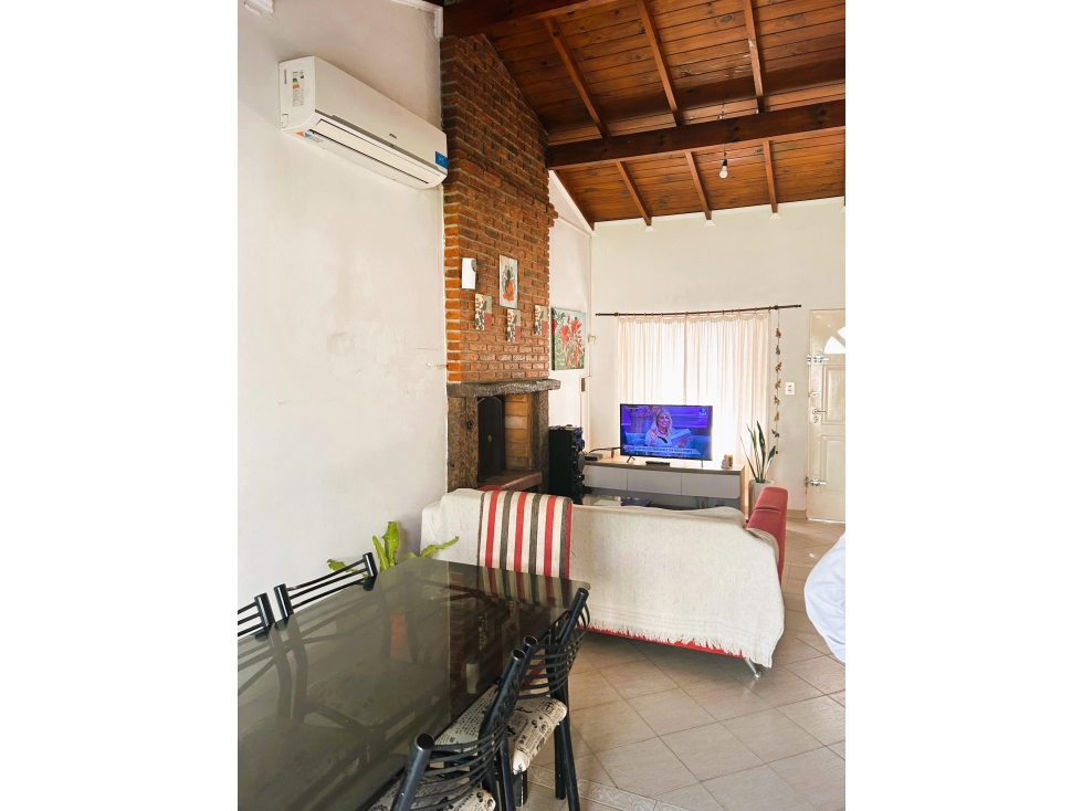 casa de 4 ambientes en venta en lujan con patio y cochera apto credito — foto 3