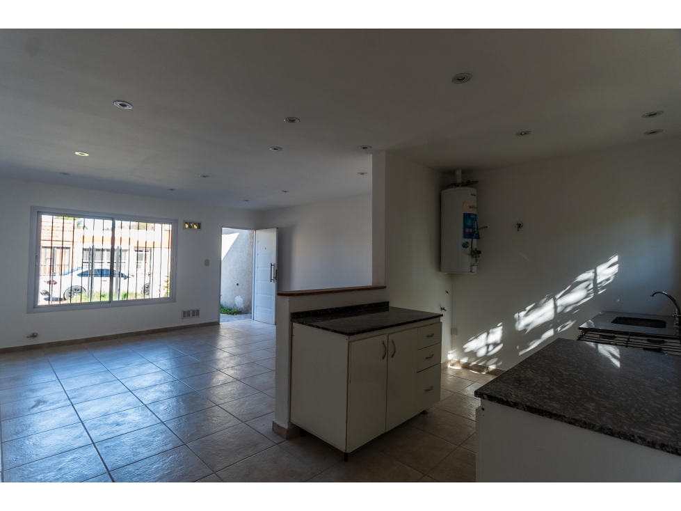 departamento duplex 3 ambientes en venta en lujan planta baja con patio y cochera apto credito — foto 3