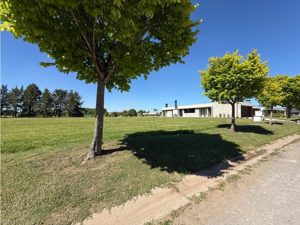 Terreno central con fondo al golf en venta en lujan barrio cerrado Everlinks golf UF 39 — foto 3